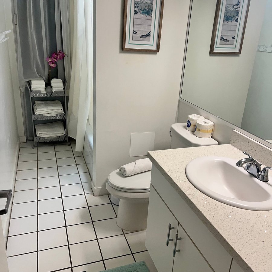 Diamond Head Beach Hotel Residences — Bathroom