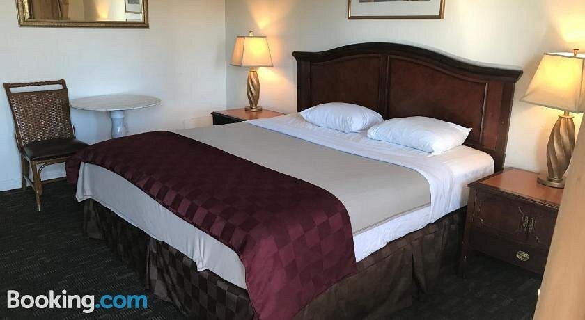 Diamond Inn Los Angeles California — Guest room