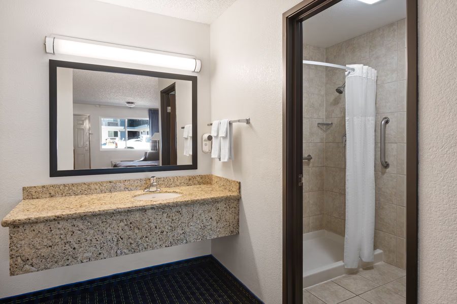 Diamond Mountain Casino and Hotel — Bathroom