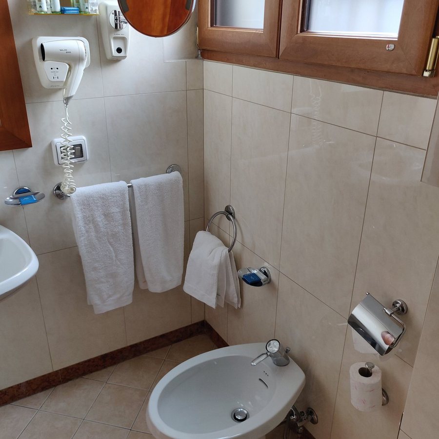 Diana Park Hotel — Bathroom