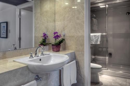 Dinah s Garden Hotel — Bathroom