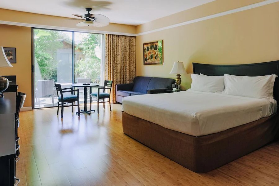 Dinah s Garden Hotel — Guest room