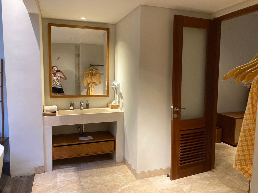 Dinara Ubud — Bathroom