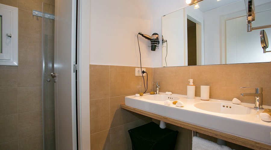 DingDong Fira Apartments Barcelona Catalonia — Bathroom