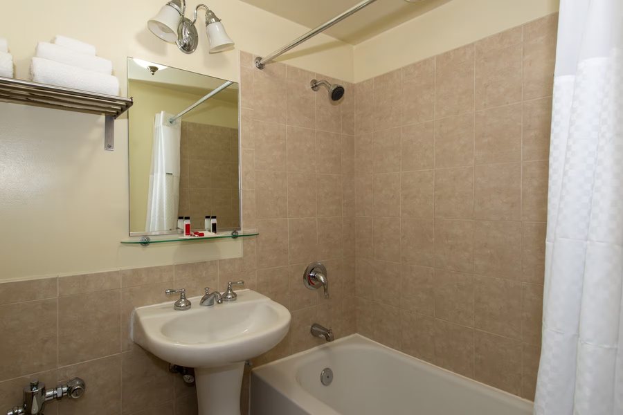 Diplomat Motel Chicago Illinois — Bathroom