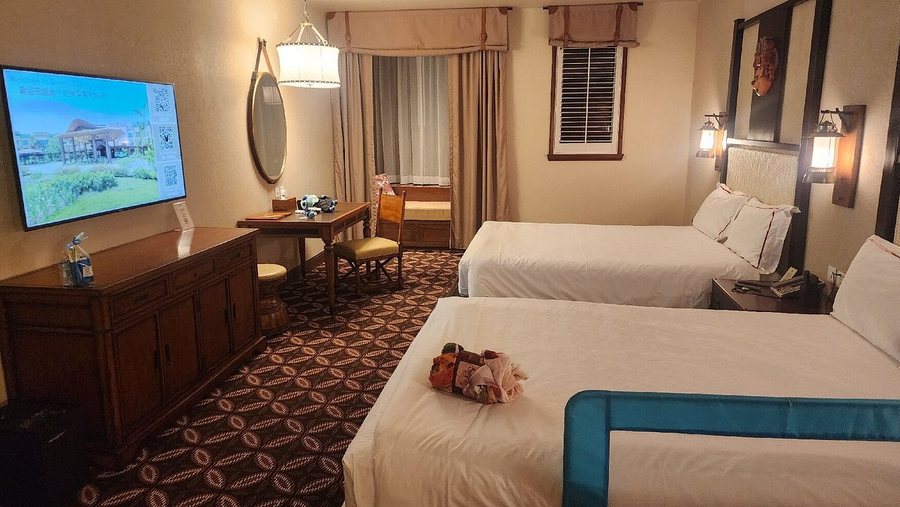Disney Explorers Lodge — Guest room