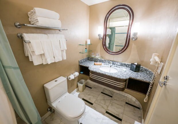 Disney s Hollywood Hotel — Bathroom