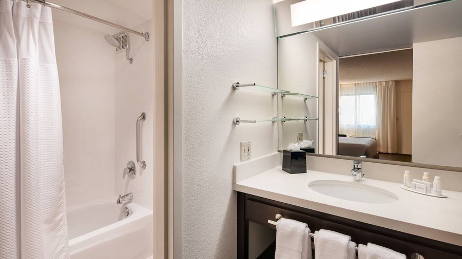 Disneyland Hotel — Bathroom
