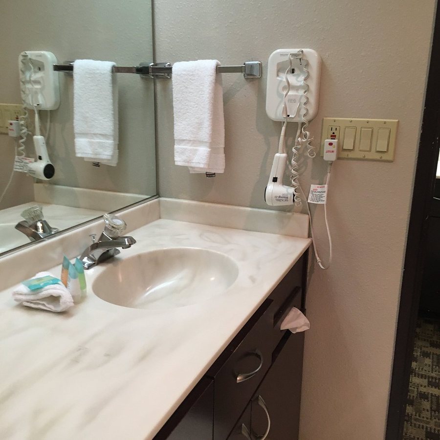 District Hotel by OYO Portland Convention Center — Bathroom