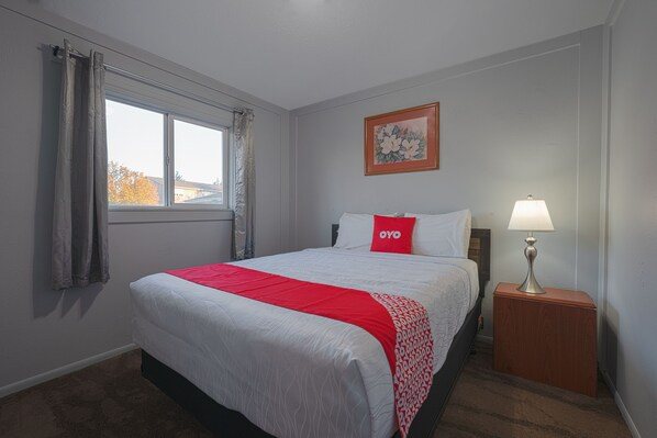 District Hotel by OYO Portland Convention Center — Guest room