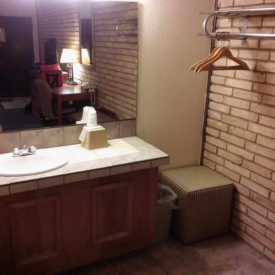 District Hotel Oklahoma City I 44 By OYO — Bathroom