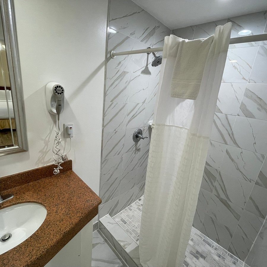 District Hotel — Bathroom