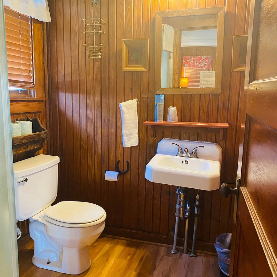 Dixie Dude Ranch — Bathroom