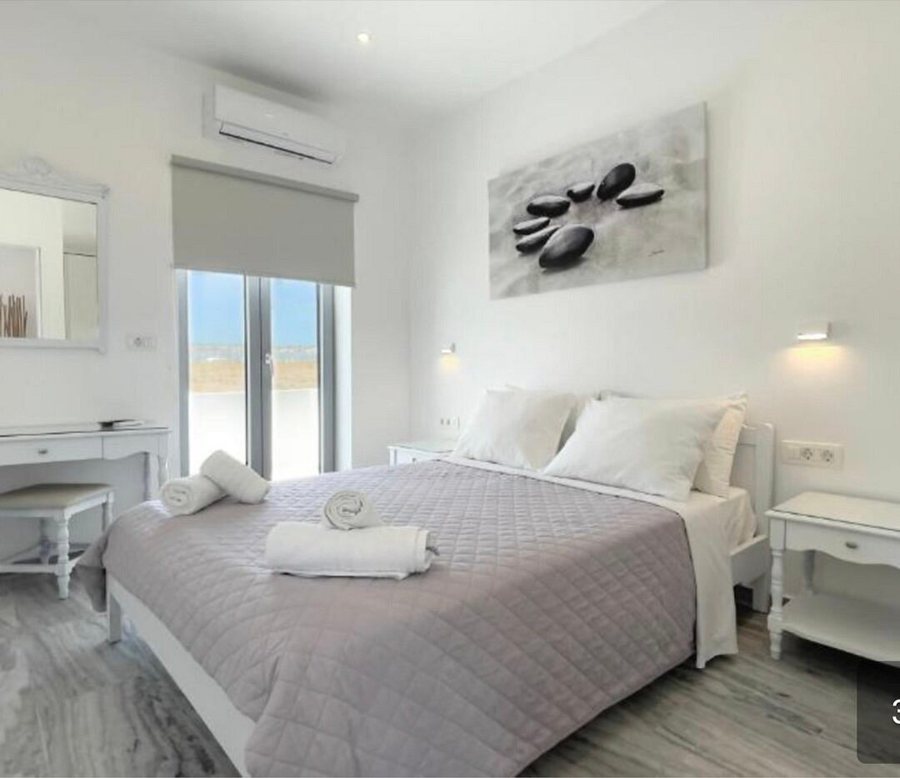 DL Santorini — Guest room