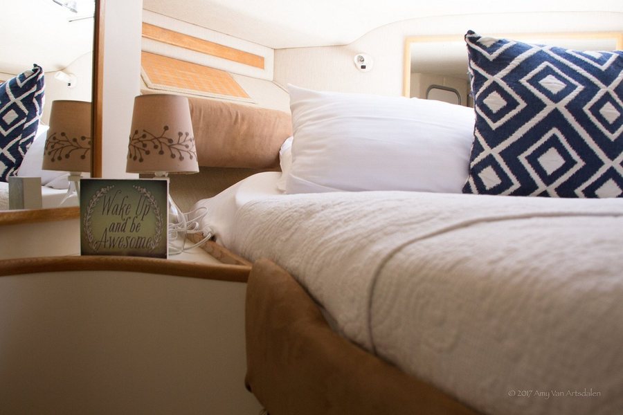 Dockside Boat and Bed — Guest room