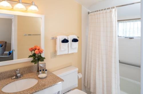 Dockside Guest Quarters And Restaurant — Bathroom
