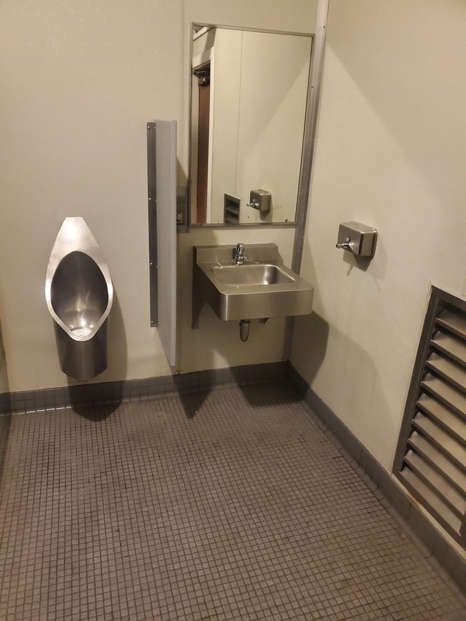 Dockweiler Beach RV Park Los Angeles California — Bathroom