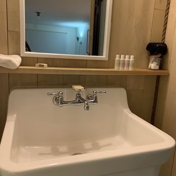 Dogfish Inn — Bathroom