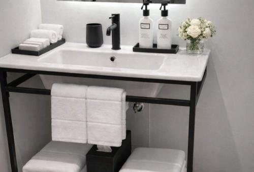 Dolce by Wyndham Miami Beach — Bathroom