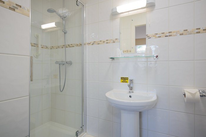 Dollar Inn — Bathroom