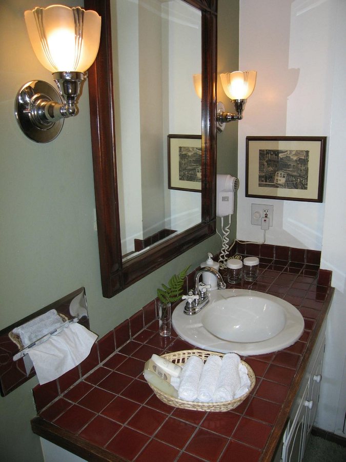 Dolores Place Bed and Breakfast — Bathroom