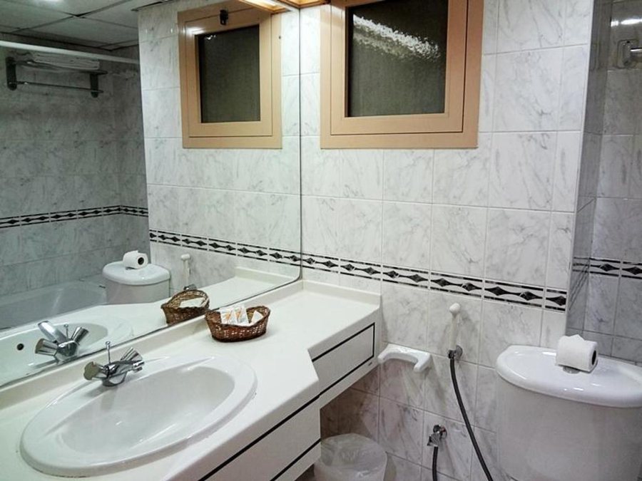 Dolphin Hotel Apartments — Bathroom