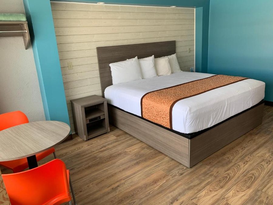 Dolphin Inn — Guest room