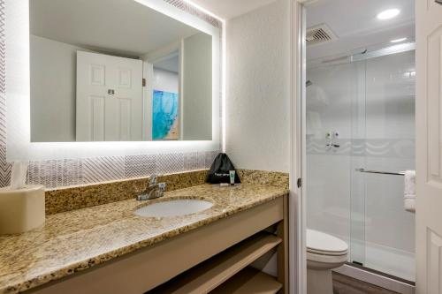 Dolphin Sands Clearwater Beach Ascend Hotel Collection — Bathroom