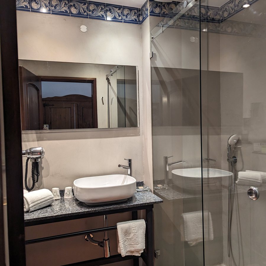 Dom Manuel Hotel — Bathroom