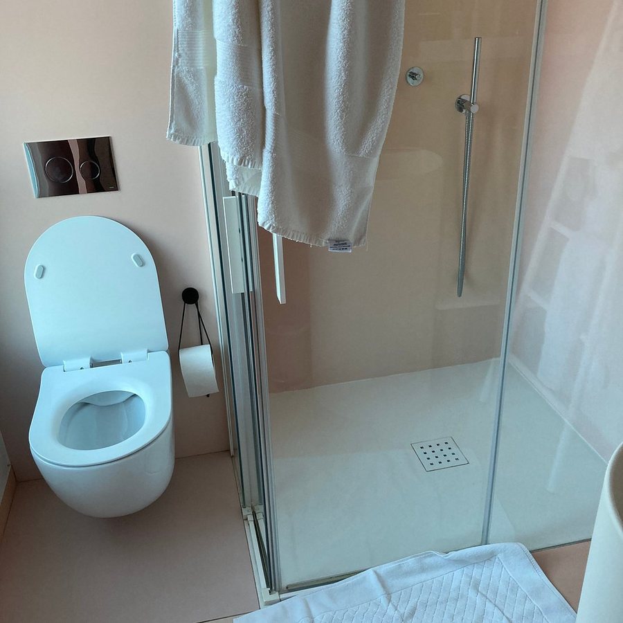 Domaine De Biar — Bathroom