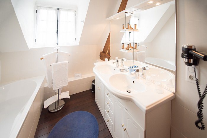 Domaine Les Falaises Hotel et Restaurant Logis Hotels — Bathroom