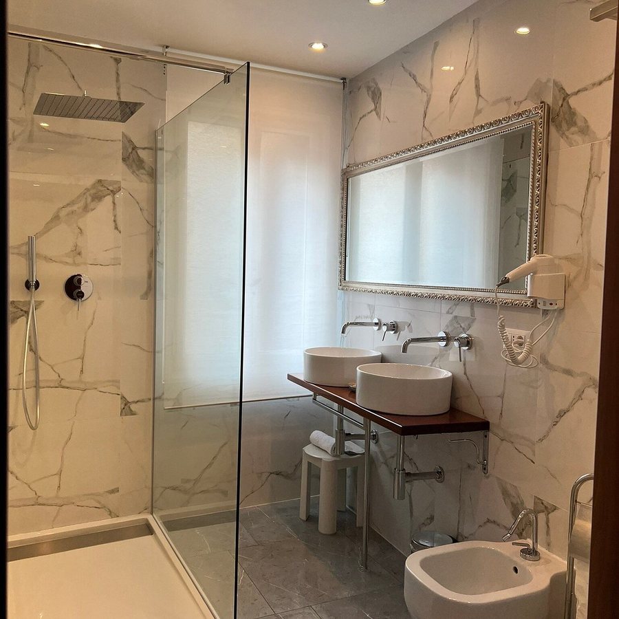 Domus Ciliota — Bathroom