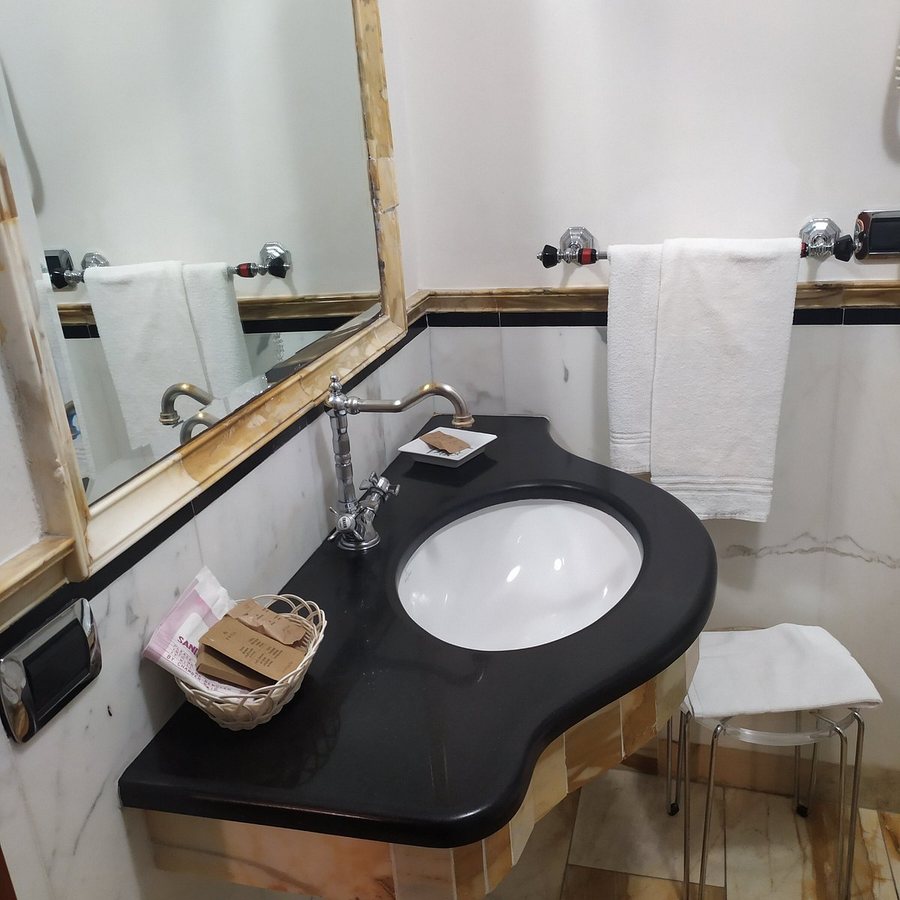 Domus Florentiae Hotel — Bathroom