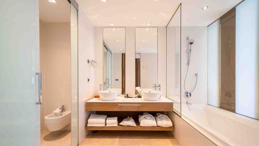 Don Carlos Marbella — Bathroom