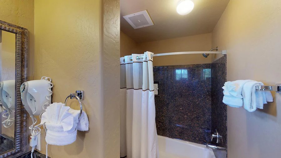 Don Hoel s Cabins — Bathroom