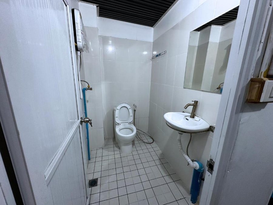 Don Muang Hotel — Bathroom