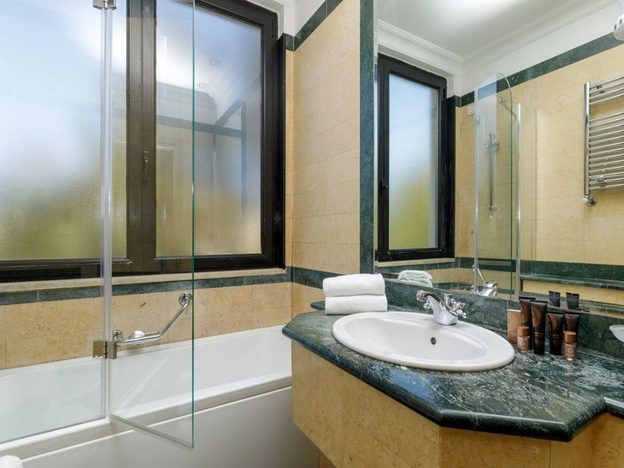 Donna Laura Palace Hotel — Bathroom