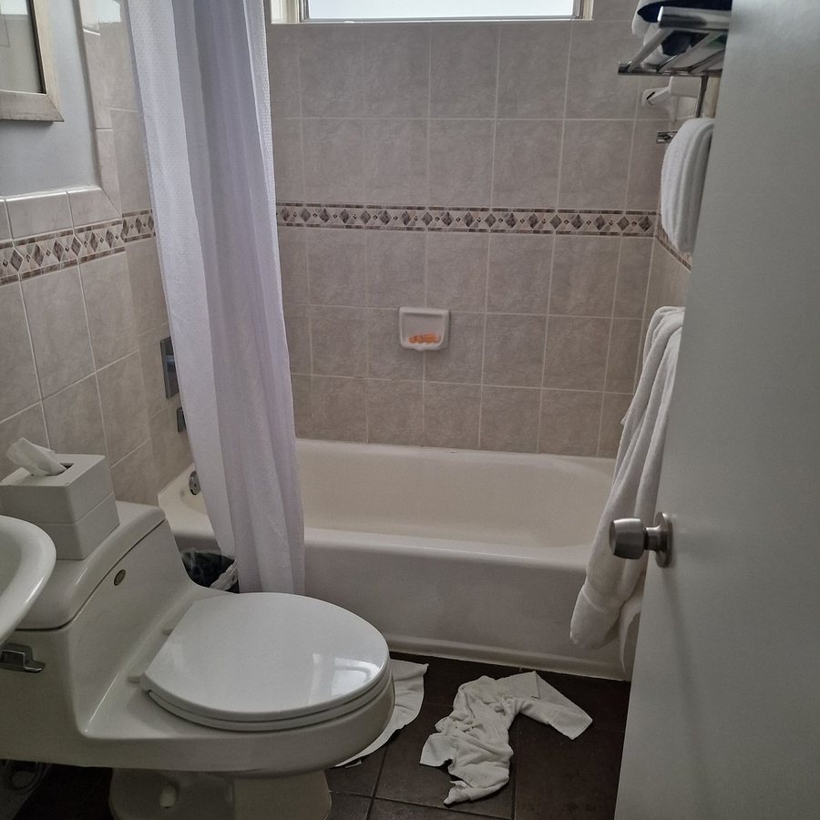 Dorset Hotel Miami Beach Florida — Bathroom