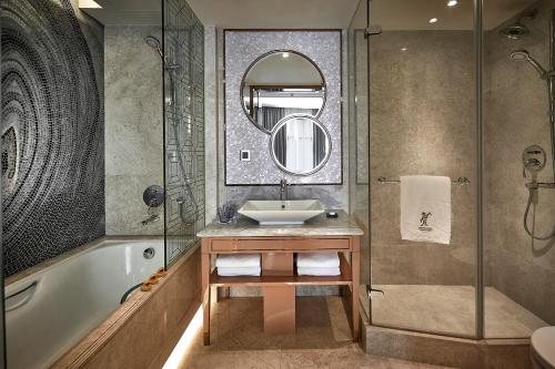 Dorsett Kwun Tong Hong Kong — Bathroom