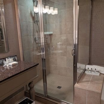 Dossier Hotel — Bathroom