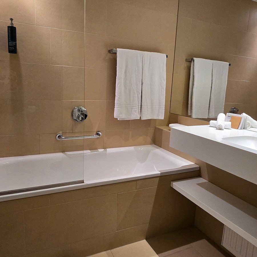 Double Tree by Hilton Vienna Schonbrunn — Bathroom