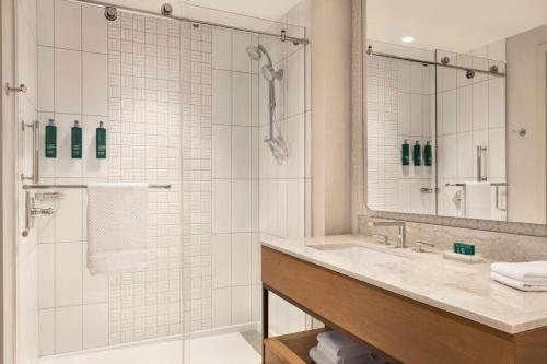 Doubletree By Hilton Abilene Downtown Convention Center — Bathroom