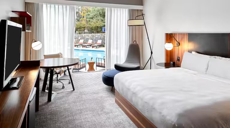 DoubleTree by Hilton Atlanta Windy Hill Ballpark — Guest room