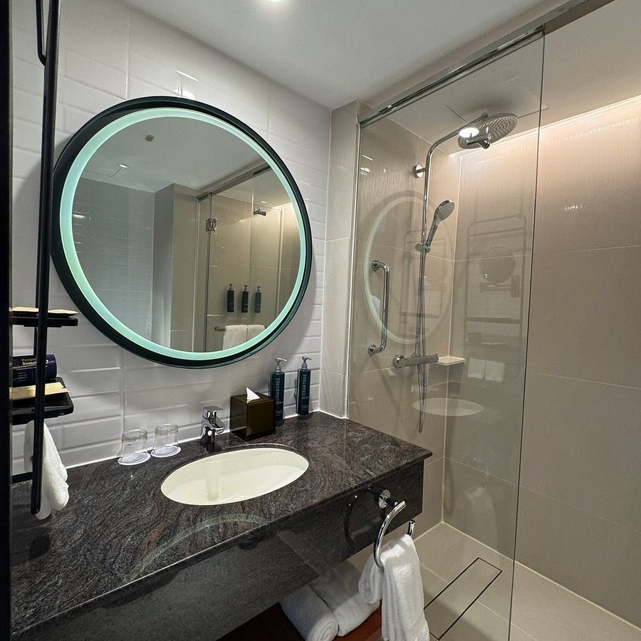 DoubleTree by Hilton Bangkok Ploenchit — Bathroom