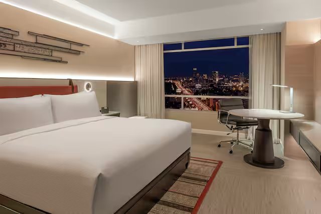 DoubleTree by Hilton Bangkok Ploenchit — Guest room