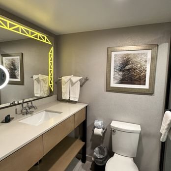 DoubleTree by Hilton Birmingham Perimeter Park — Bathroom
