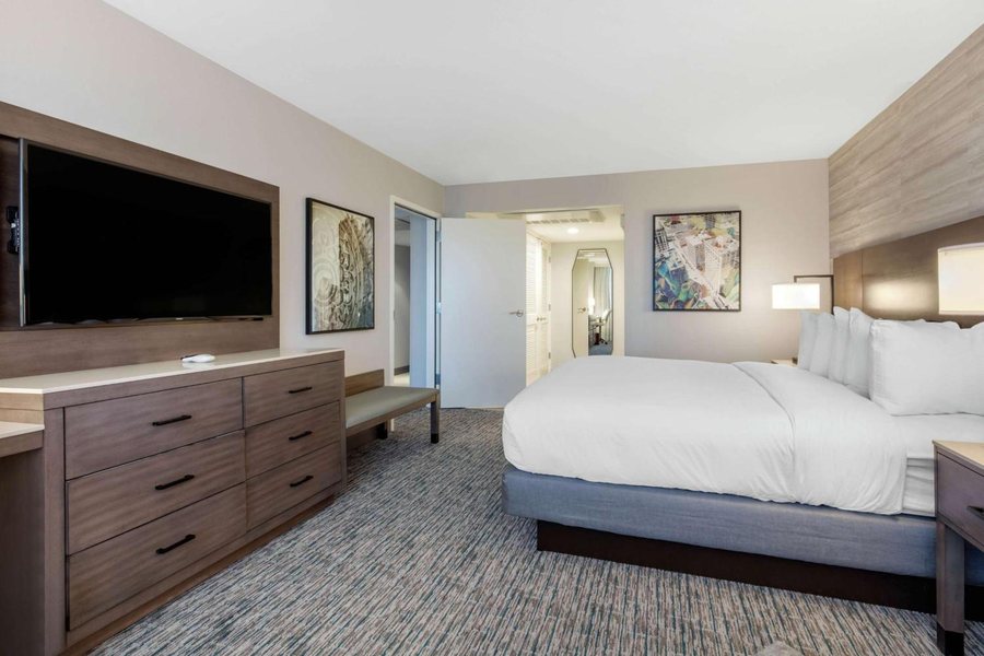 DoubleTree by Hilton Birmingham Perimeter Park — Guest room