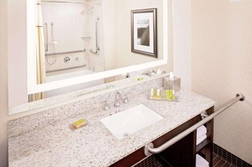 DoubleTree by Hilton Boston Bayside — Bathroom