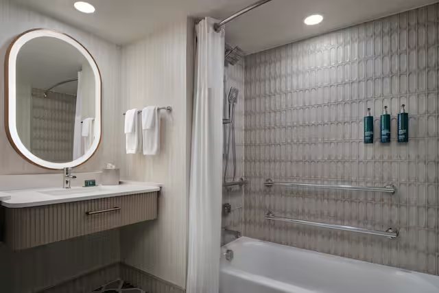 DoubleTree by Hilton Brunswick — Bathroom
