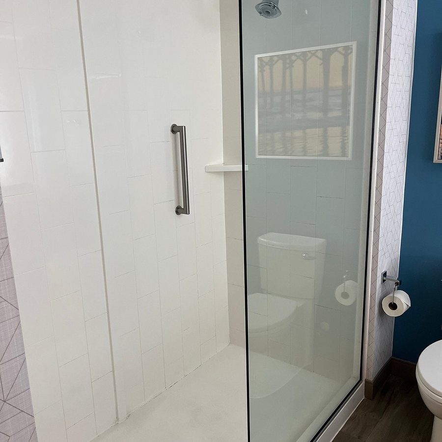 DoubleTree by Hilton Charleston Riverview — Bathroom